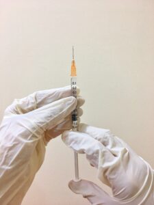 Die Schweizer Zulassung eines Impfstoffs setzt eine genaue Analyse aller Sicherheits- und Wirksamkeitsdaten durch die Behörden voraus. 
