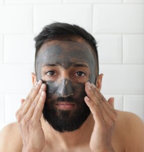 Auch Männer können das Aussehen ihrer Haut dank eines Peelings oder einer Maske verbessern.