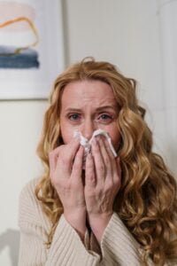 Fliessschnupfen, Niessanfälle und juckende Augen sind typische Symptome einer Pollenallergie.