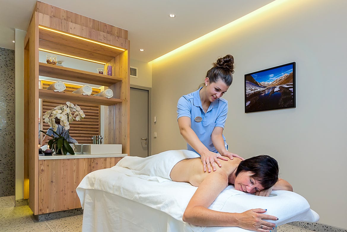 therapeute donnant une massage à une patiente