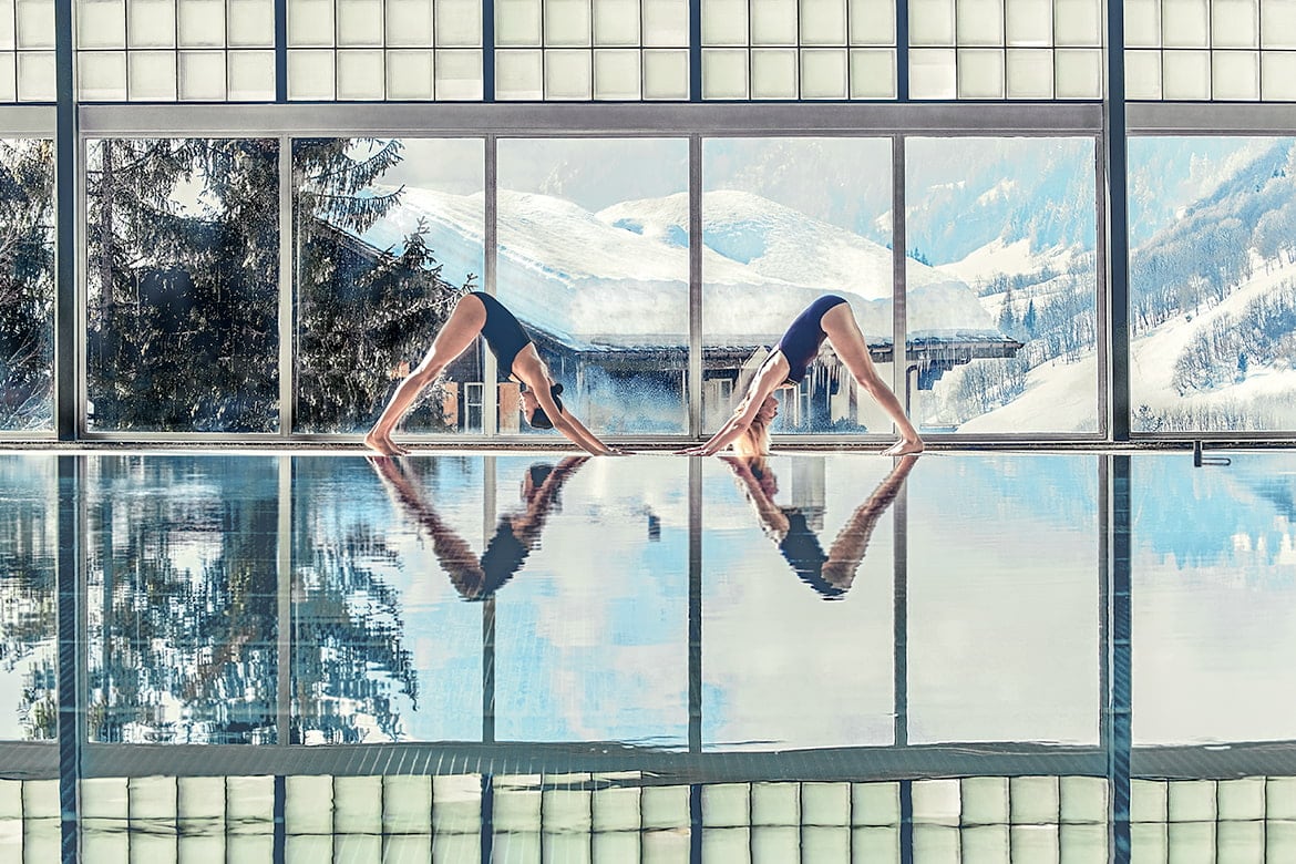 2 femmes exerçant le Yoga dans la salle de la piscine thermale Leukerbad