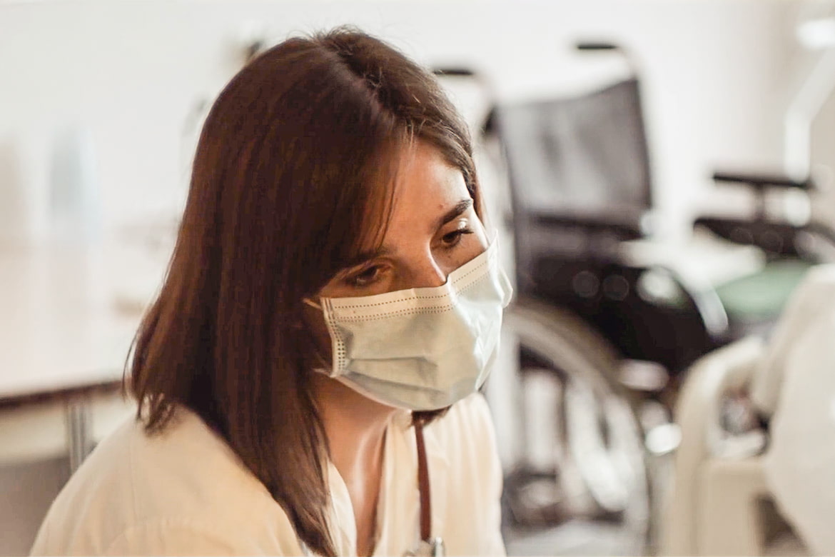 Doctoresse avec masque parle à une patiente à l’hôpital