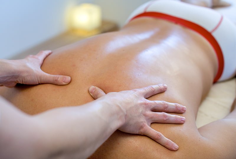 auf dem Bauch liegender Patient erhält traditionelle chinesische Tuina-Massage