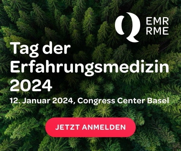 EMR-Werbebanner-Text Anmeldung zum «Tag der Erfahrungsmedizin 2024» vor Tannenzweigen