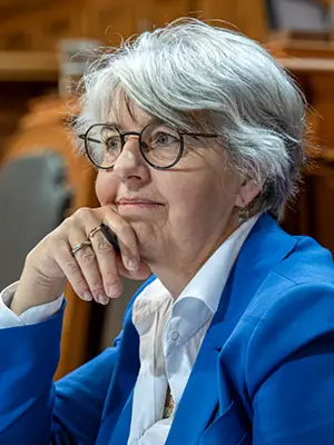 La ministre suisse de la Santé Elisabeth Baume Schneider écoute attentivement un débat parlementaire
