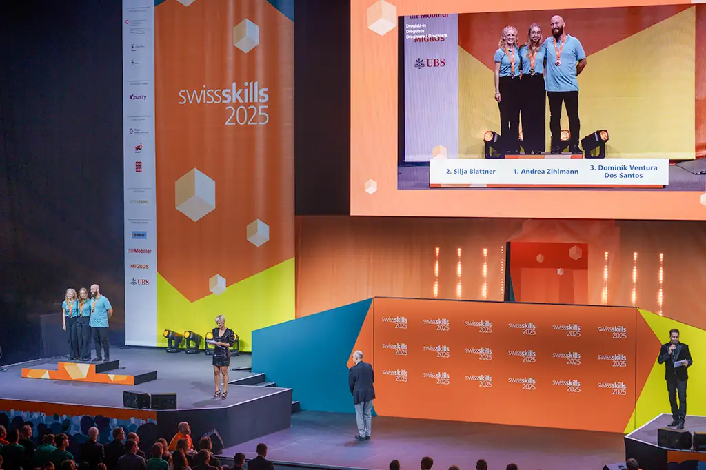 Grosse Show an der Siegerehrung der Drogistinnen an den Swissskills 2025 in der Bern Arena